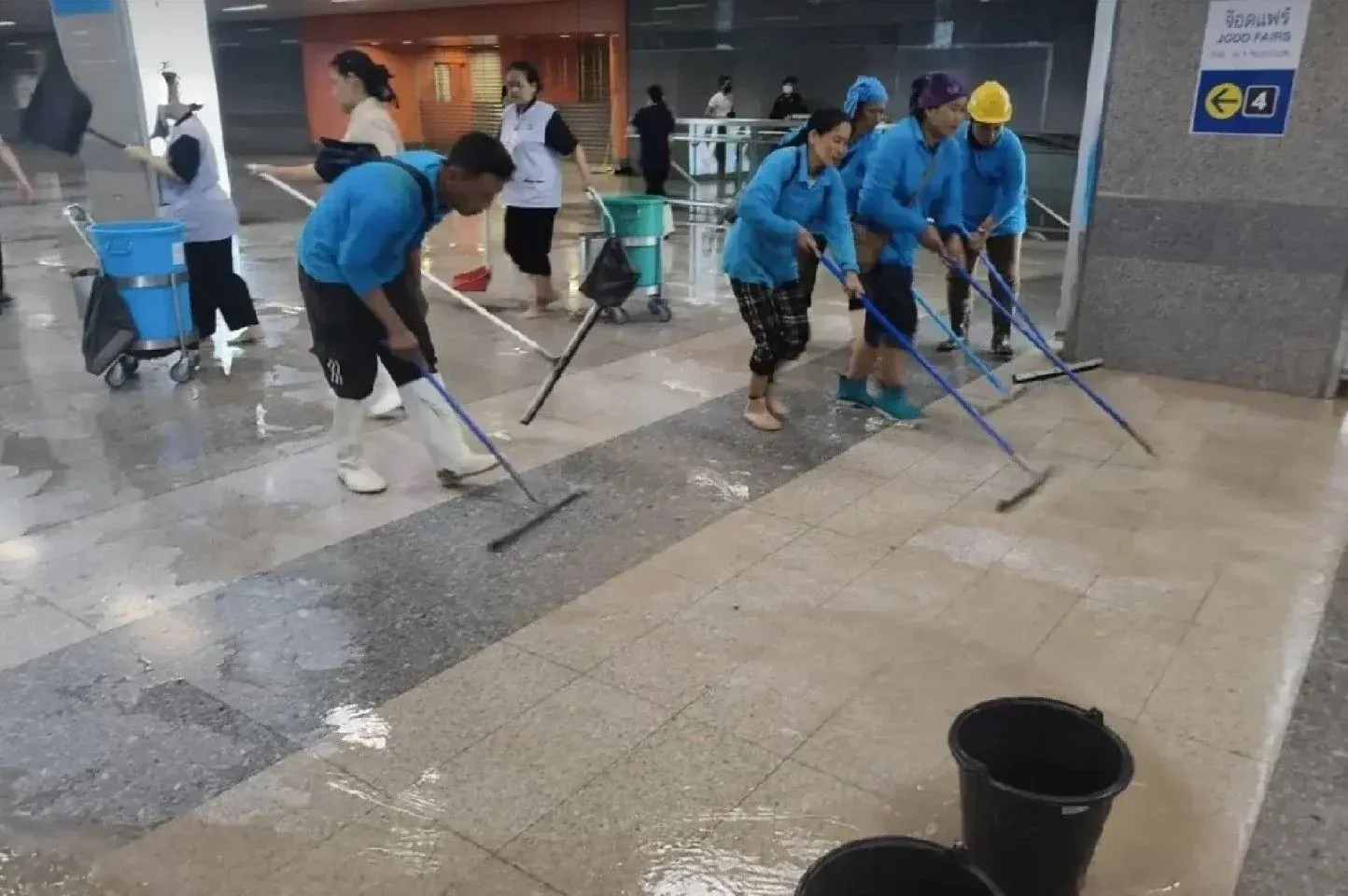 방콕 문화센터 MRT역 복구 작업