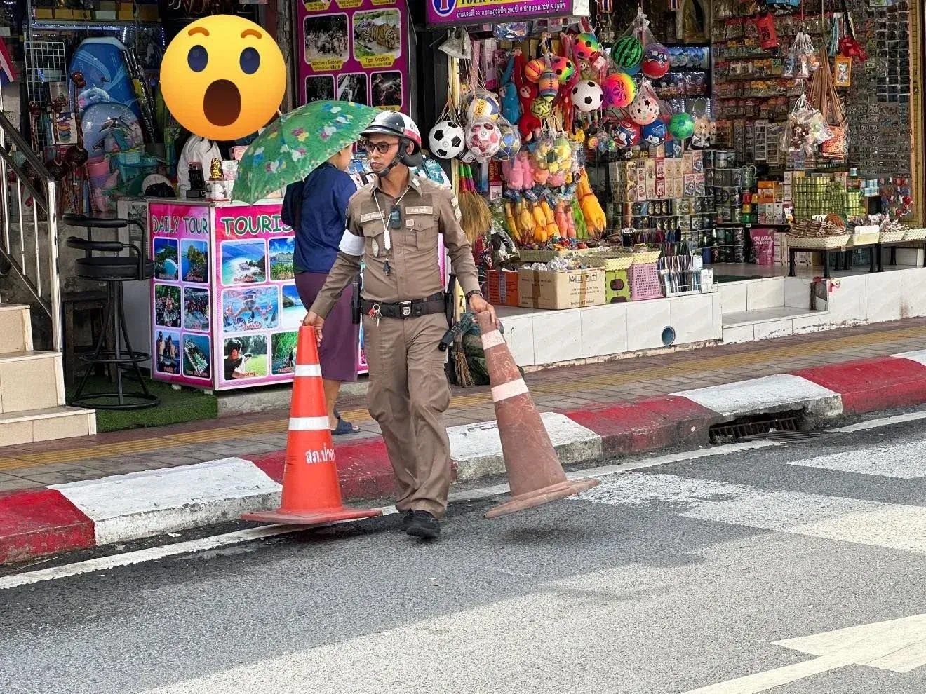 파통 경찰의 불법 주차 물품 단속 현장