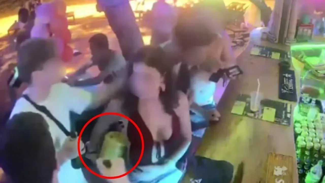 팁통 절도를 시도하는 외국인들