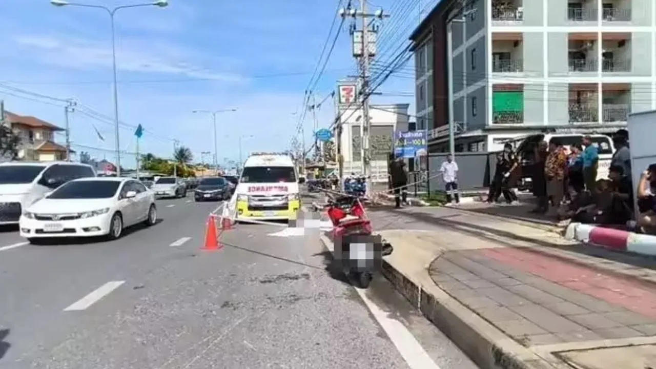 논타부리 도로에서 사망한 태국 오토바이 운전자