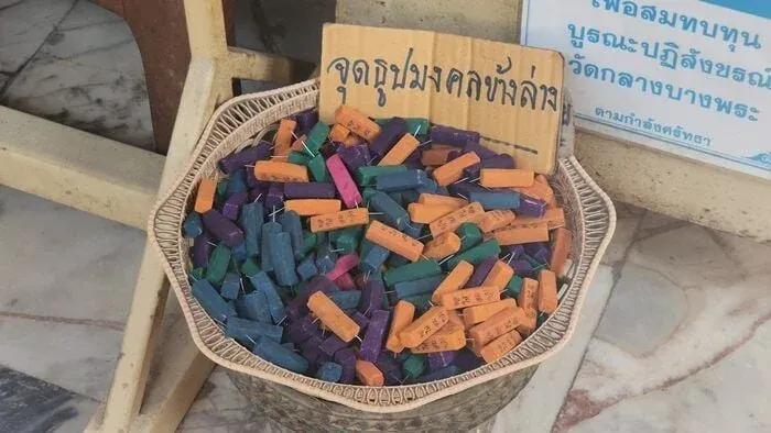 빨간 천으로 장식된 토 웨수완 조각상