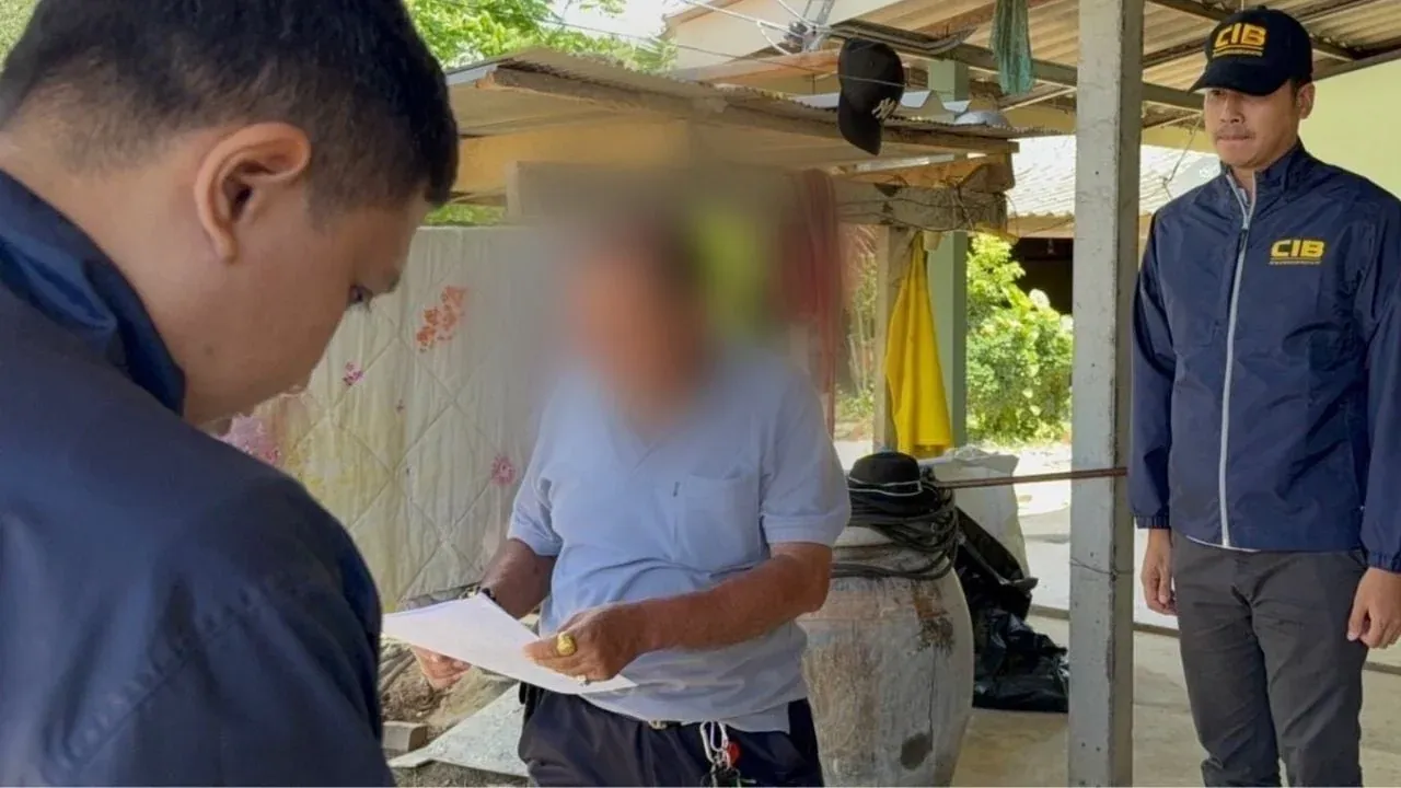 체크카드와 비밀번호 접근권으로 돈을 훔친 친구