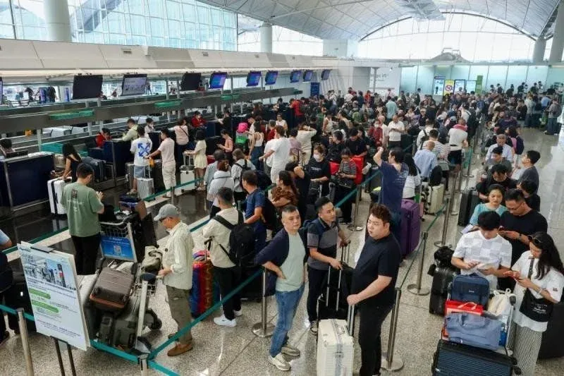 홍콩 공항 체크인 카운터에서 줄을 서 있는 승객들