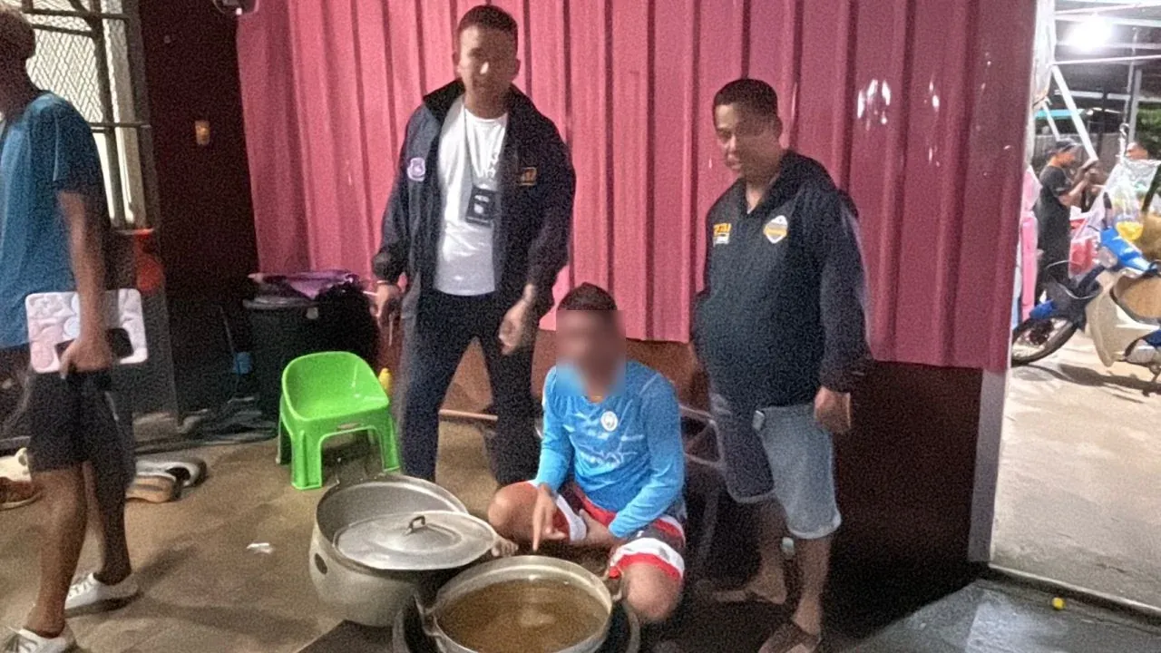 하뜨야이 크라톰 주스 제조업소 급습 현장