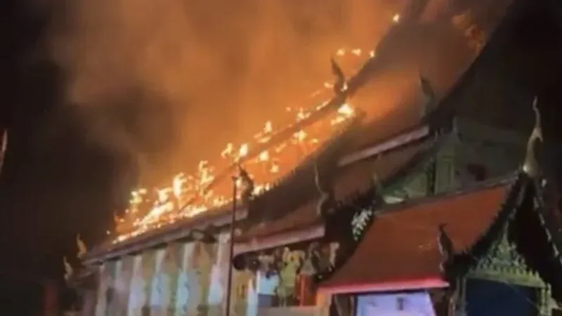 화재로 손상된 치앙마이 사원 내부