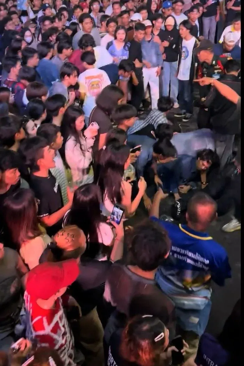 방콕 대학교 콘서트 칼부림 사건 현장