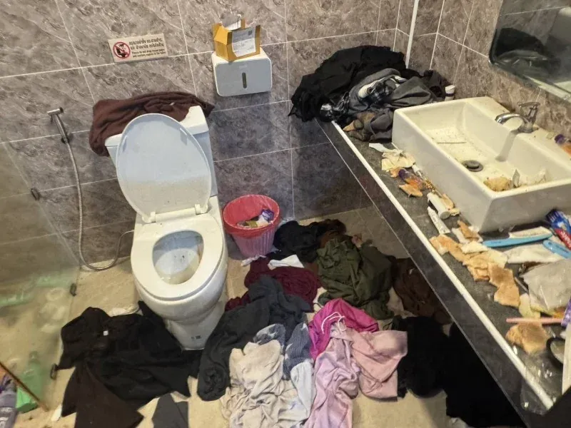 방 전체에 널린 쓰레기와 잔재물