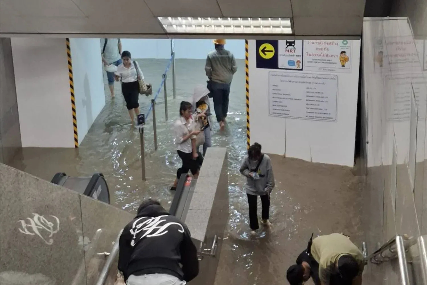 침수된 방콕 MRT 문화센터역