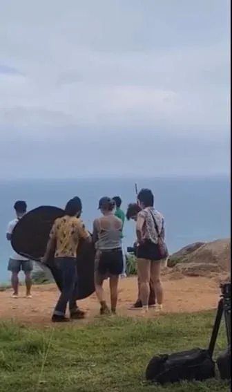 국기를 다시 펼친 남성에 대한 찬사
