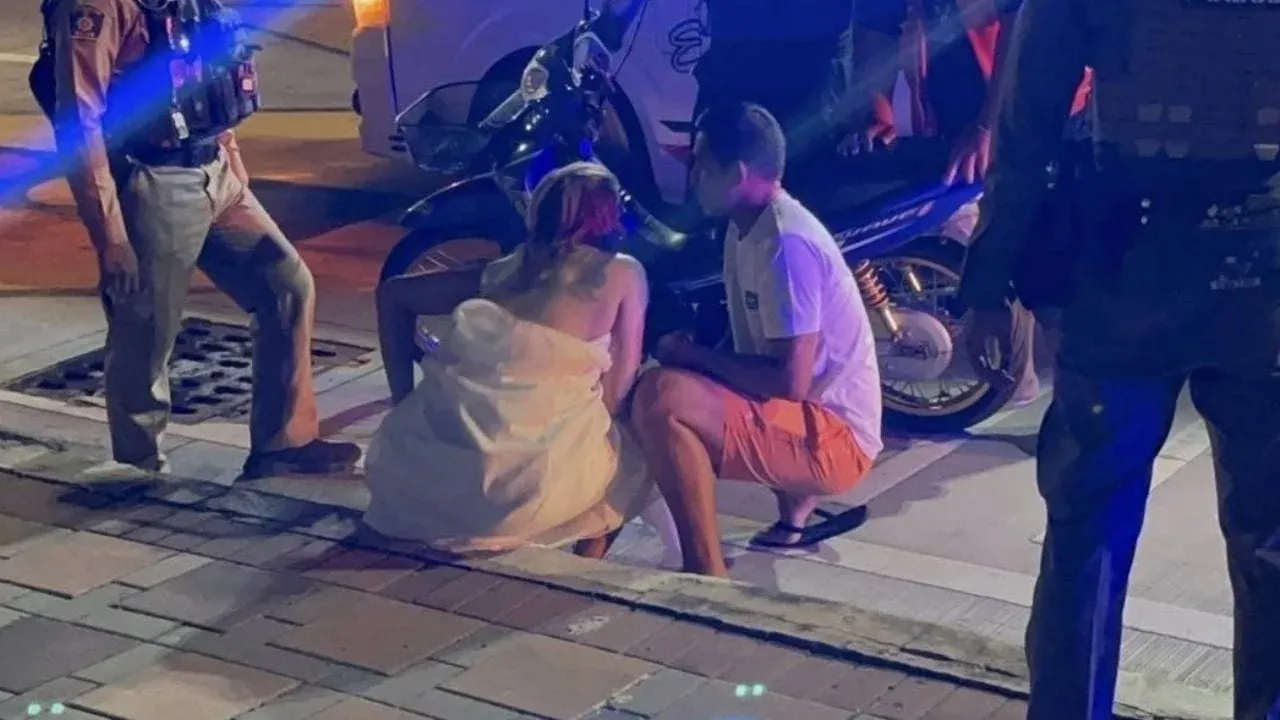 구조대와 경찰이 현장에서 조사하는 모습