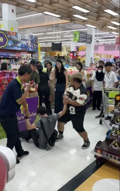 방콕 빅씨에서 도둑을 제압하는 영웅의 모습