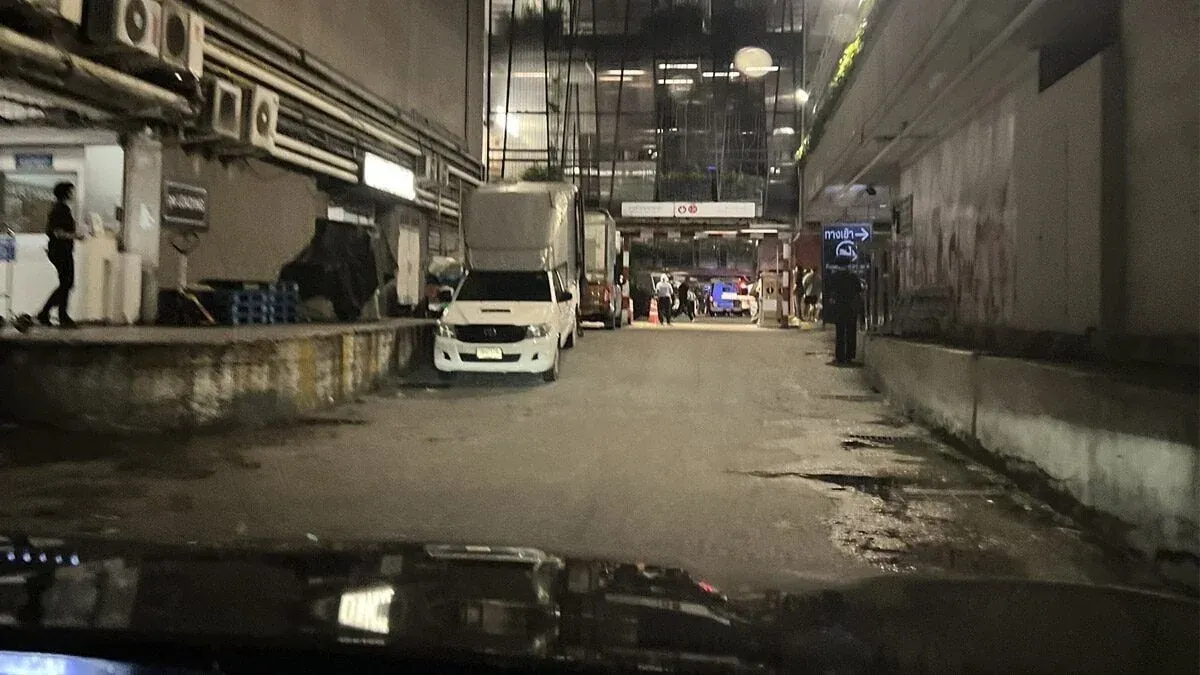 방콕 쇼핑몰 주차장 추락 사고 현장