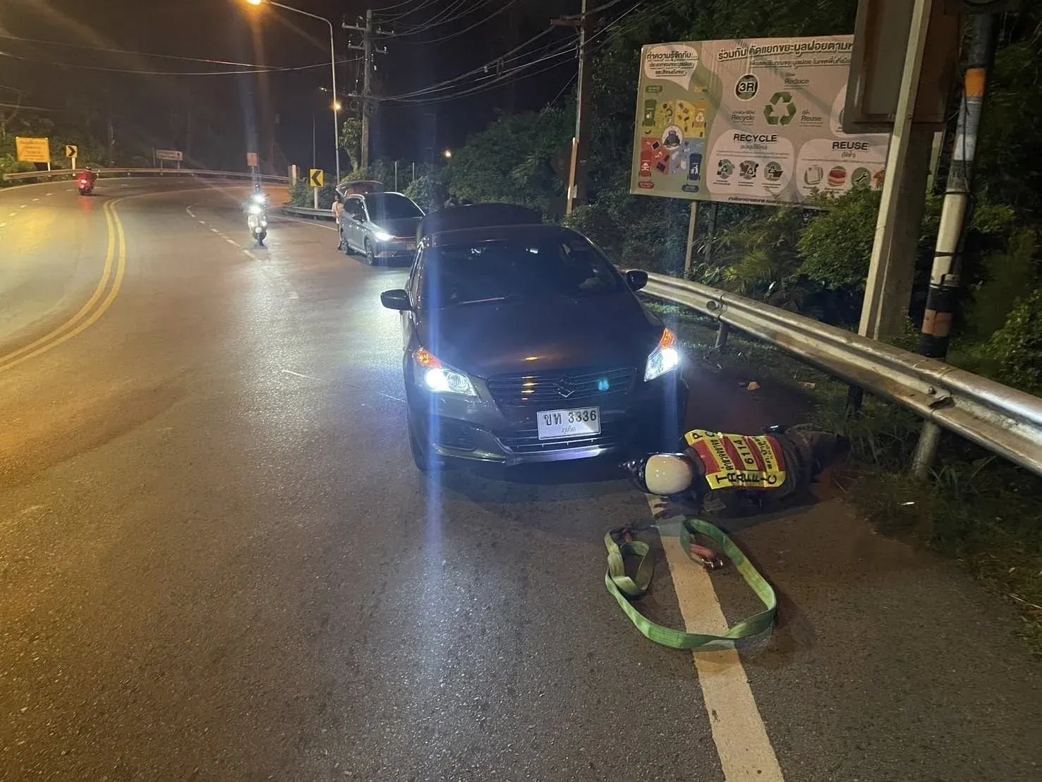 파통 경찰이 고장 난 차량 주변에서 교통을 정리하고 있다