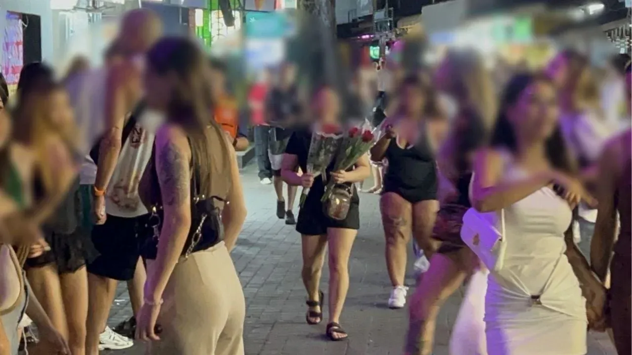 파타야 워킹스트리트에서 장미꽃 판매하는 아이들
