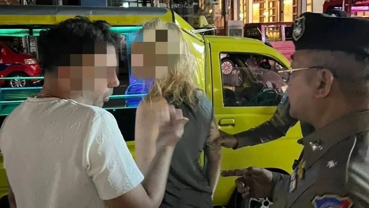 술취한 노르웨이 여성이 푸켓 호텔로 안전히 송환되는 모습