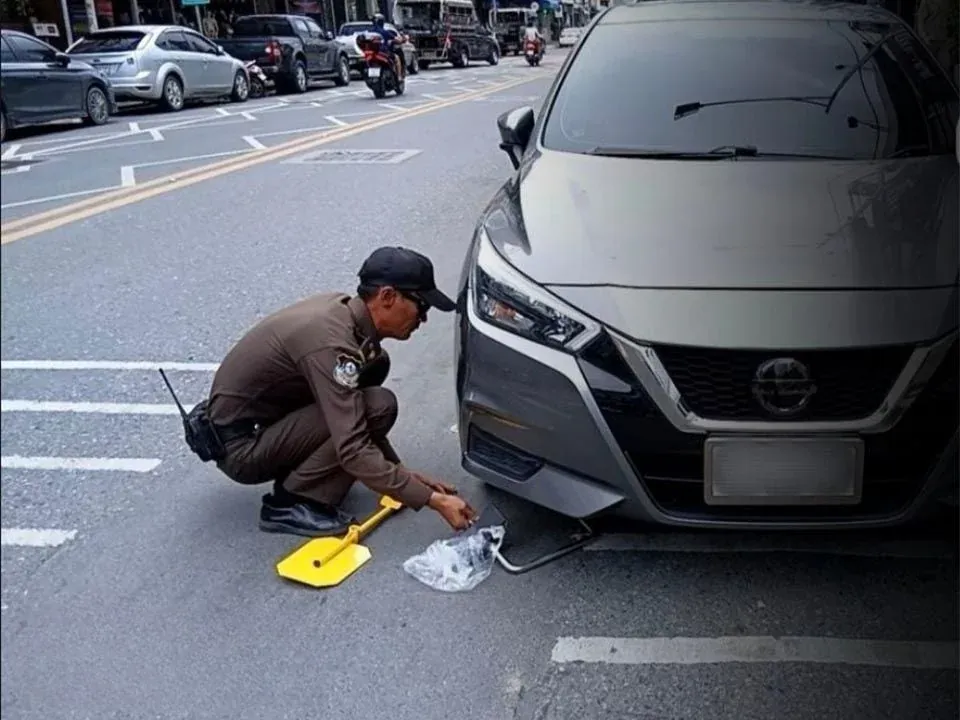 파타야 홀짝 주차 단속으로 혼란스러워하는 운전자들