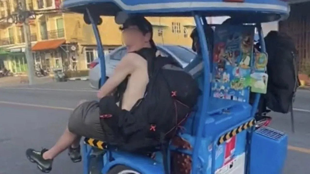 아이스크림 카트에 탄 외국인 관광객들