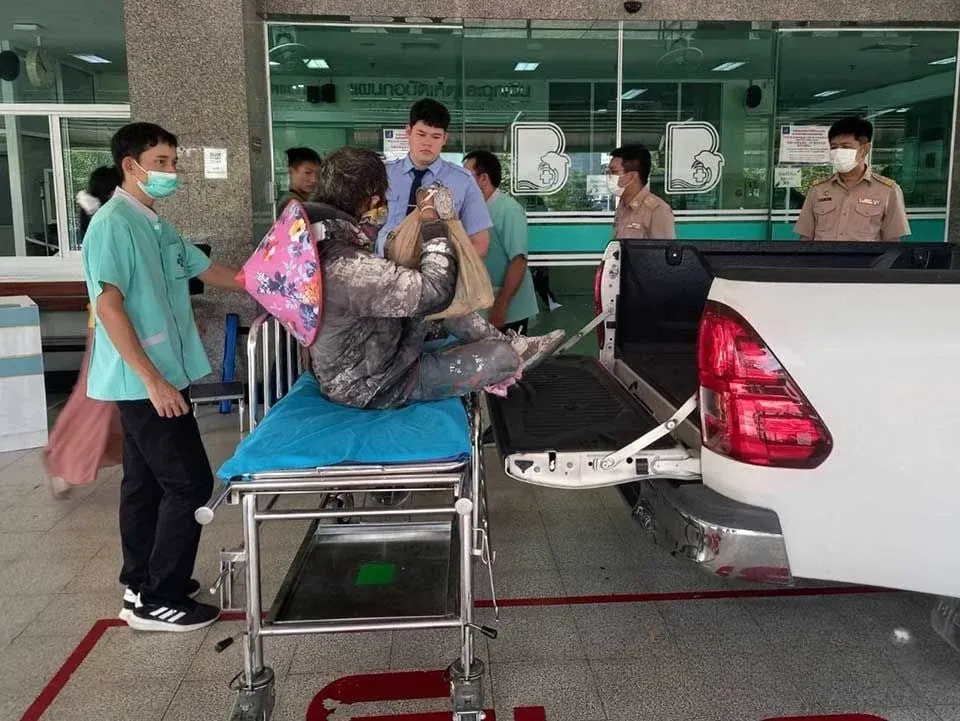 파타야 공무원들이 정신질환을 앓고 있는 노숙자를 돕고 있는 모습