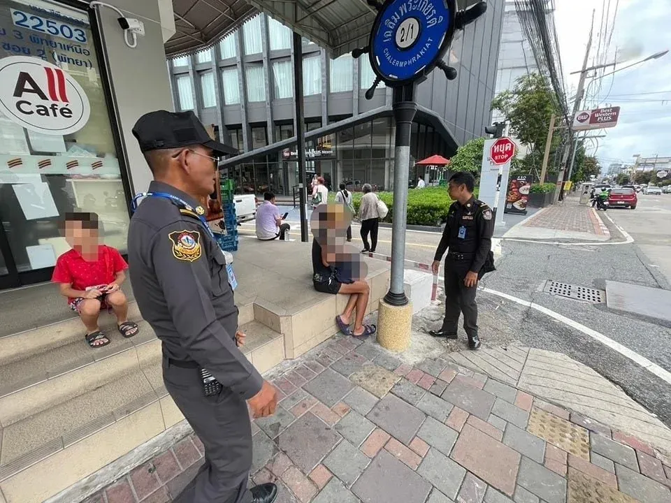 파타야 경찰이 구걸하던 모자를 집까지 호송하는 모습