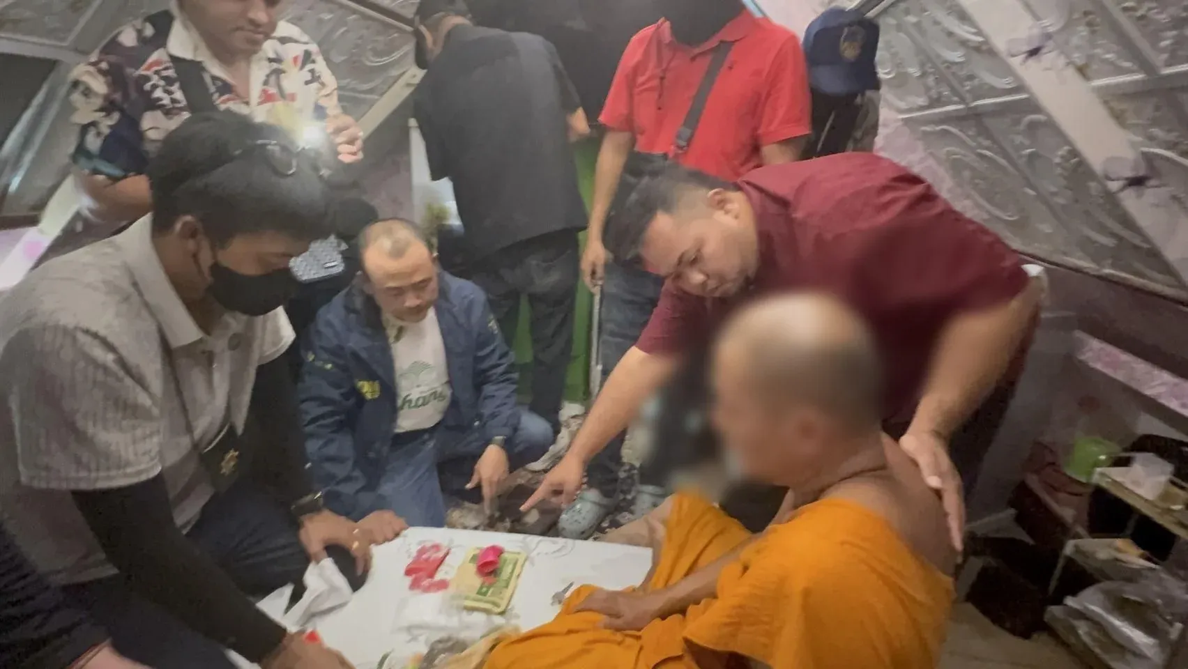승려의 거주지에서 발견된 마약
