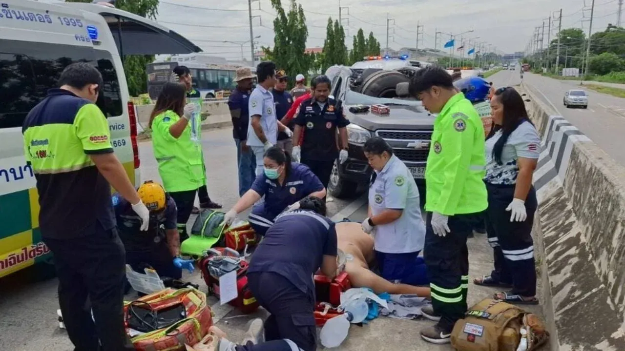 트럭 바퀴로 파손된 차량