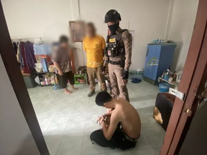 경찰이 용의자를 체포하는 모습