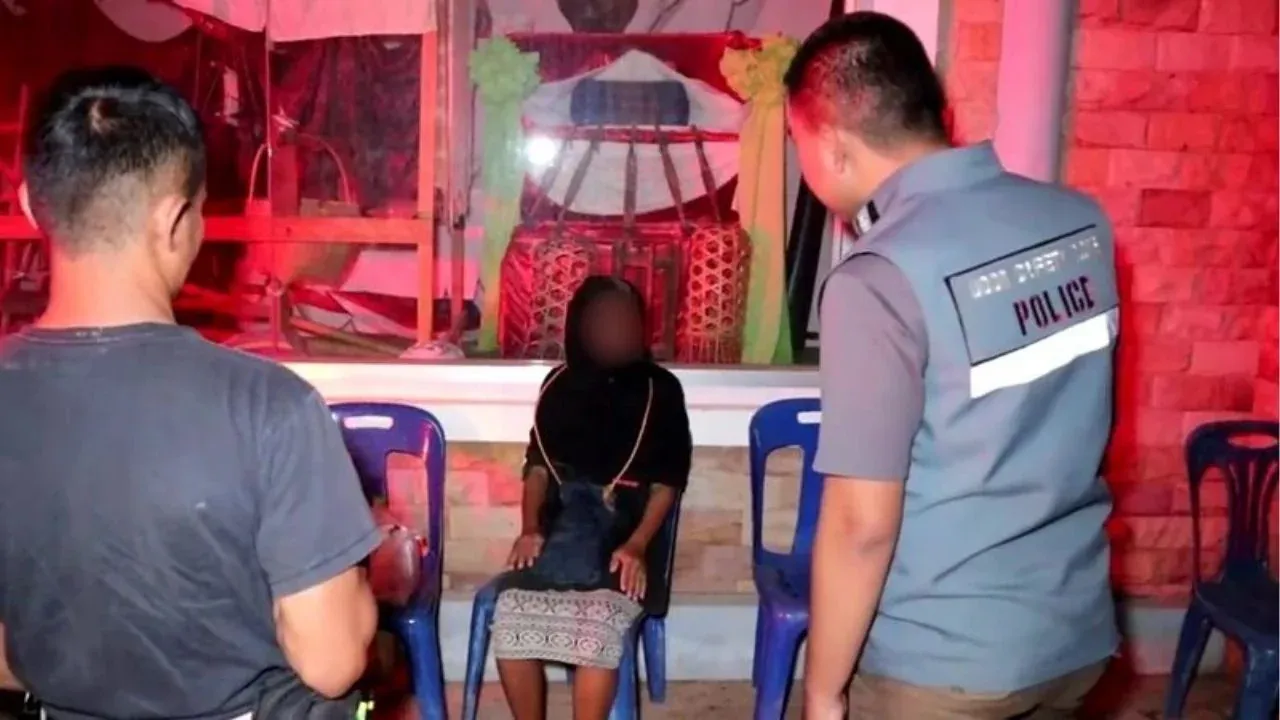 우돈타니 남자 화장실에 갇힌 여성