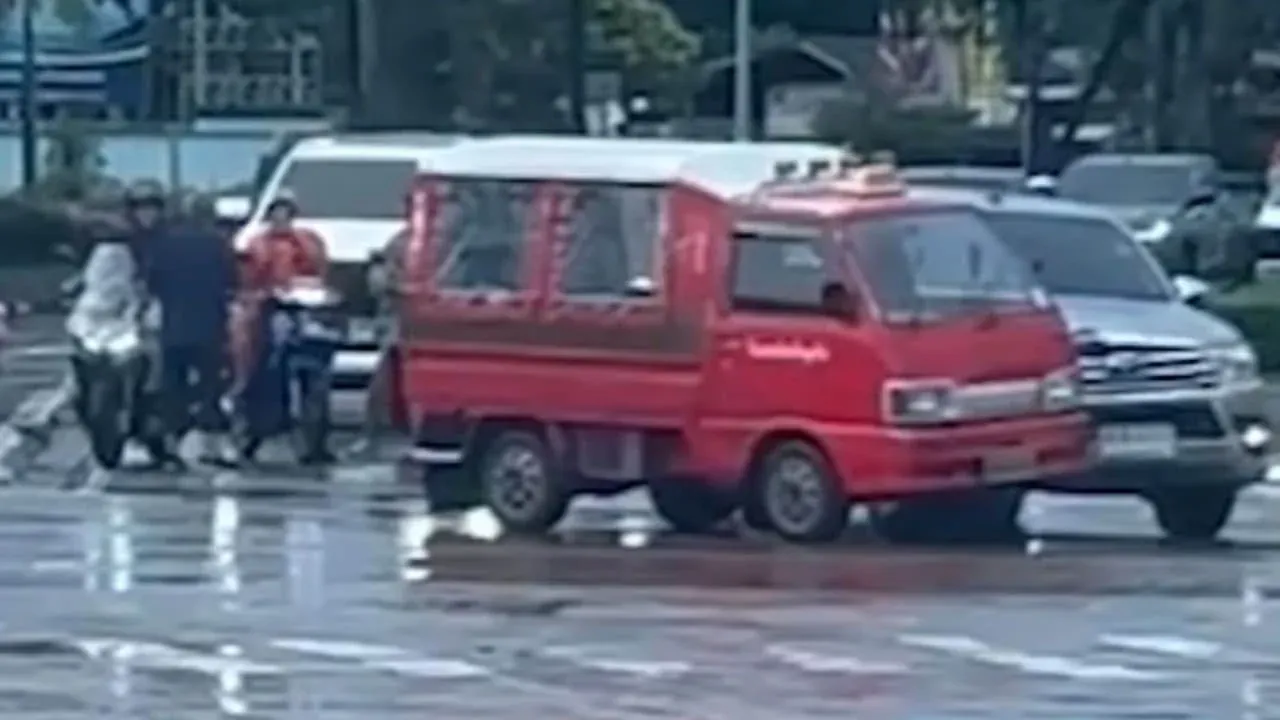 경찰 조사를 받는 툭툭 운전사