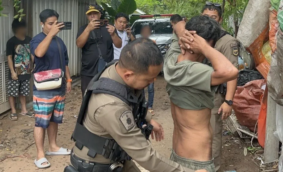 경찰이 용의자를 조사하는 모습