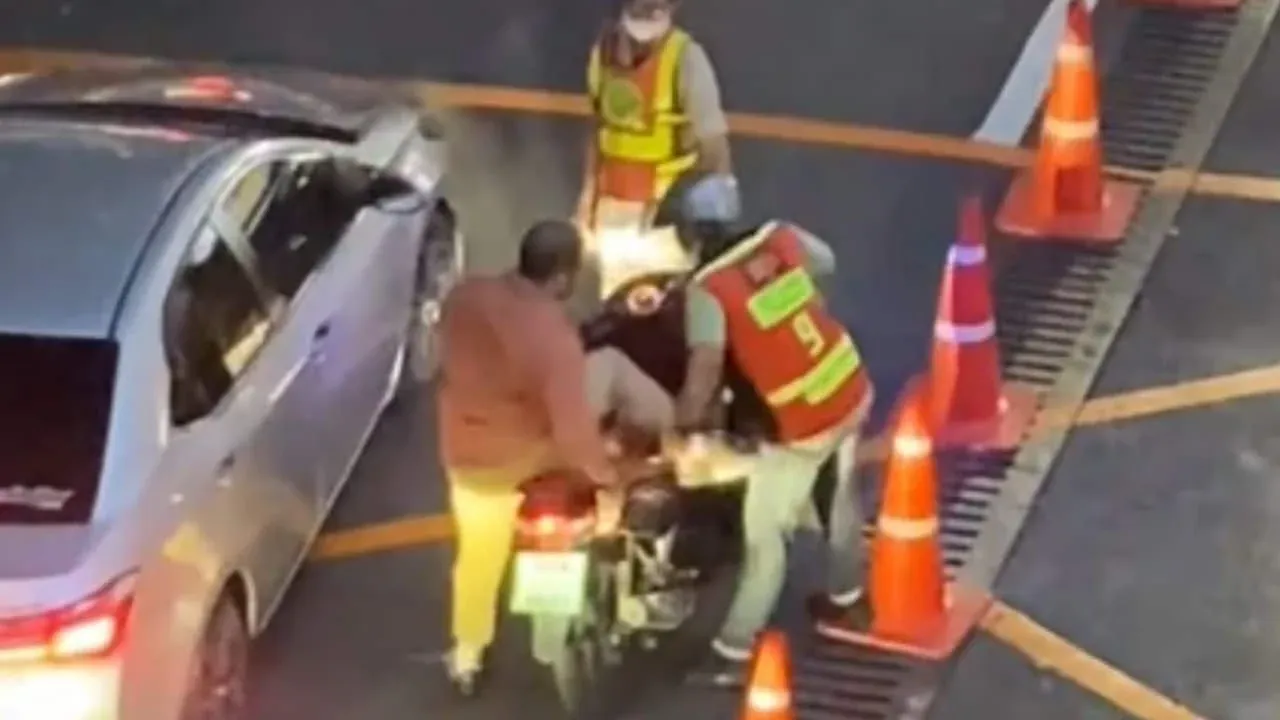 방콕 사이암 파라곤에서 발생한 택시 기사와 외국인 승객 간 충돌 장면