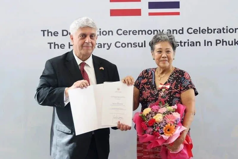 오스트리아 대사가 전임 영사에게 훈장 수여