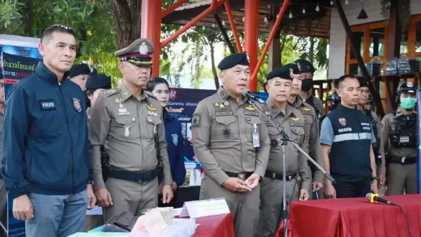 용의자가 소지한 ATM 카드들