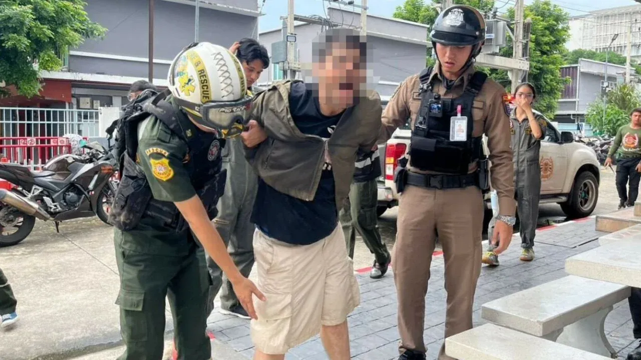 인도 남성이 가짜 총을 들고 있는 모습