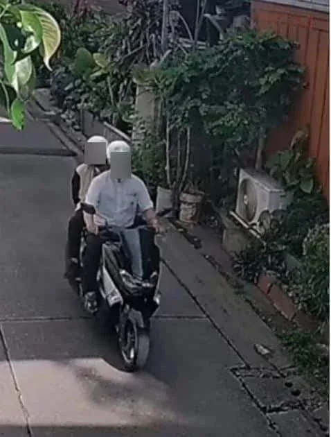 방콕 경찰서에서 현금을 반환하는 모습