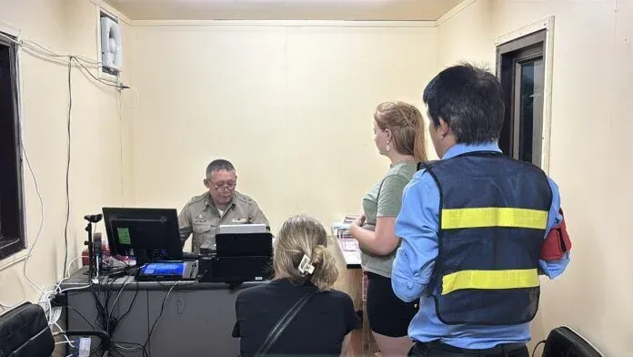 파타야 경찰서에서 신고하는 핀란드 관광객