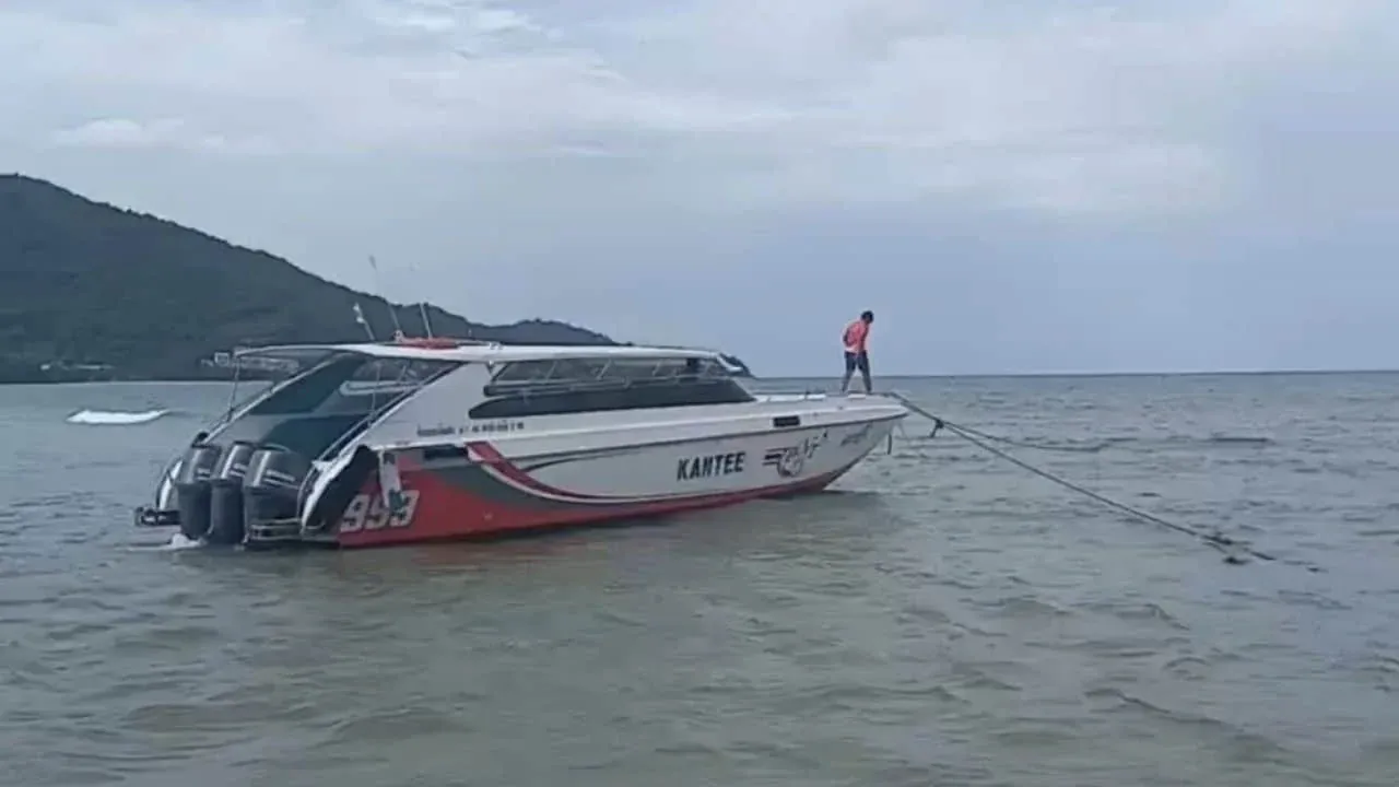 나이양 해변 앞바다에 유기된 스피드보트