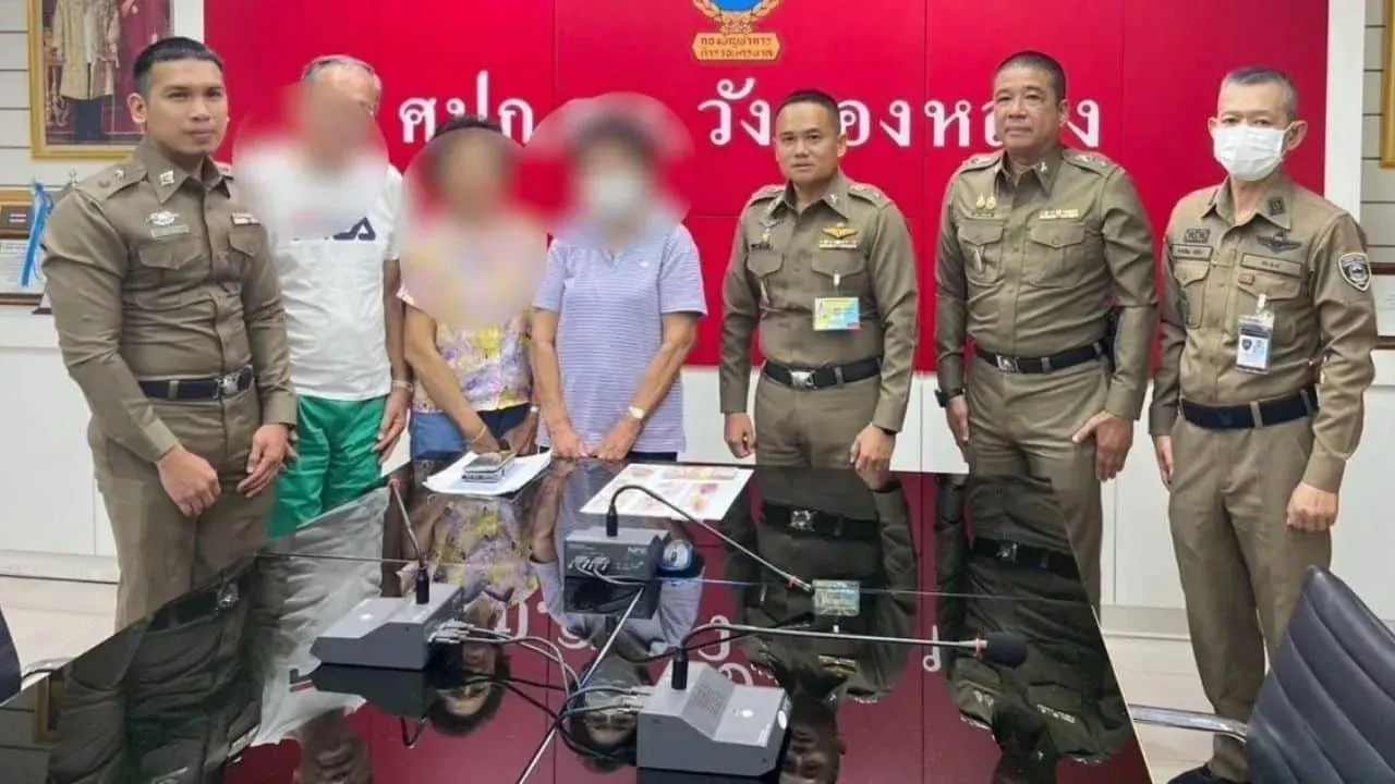 경찰이 피해자에게 회수한 귀중품 전달