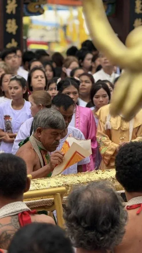 신도들의 기도 장면