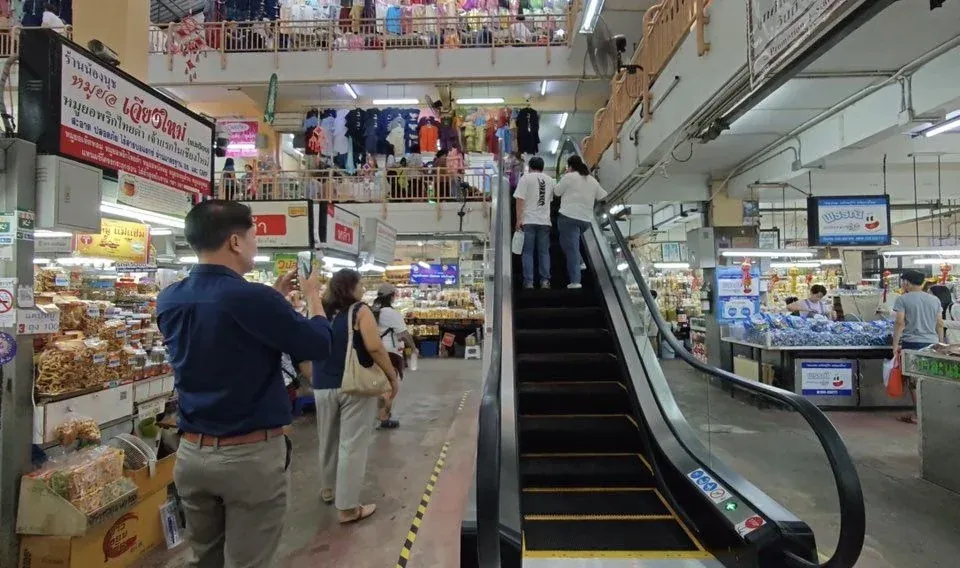 주지사의 에스컬레이터 시승