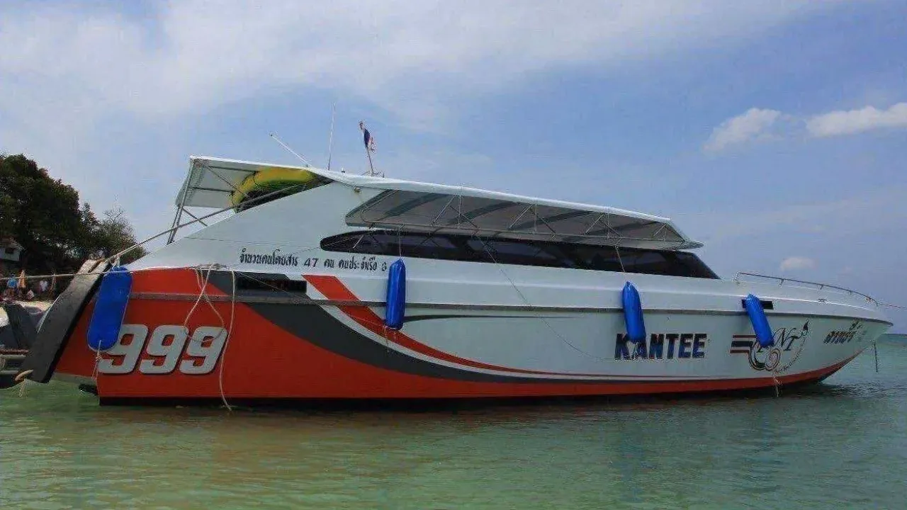 나이양 해변에서 발견된 도난 스피드보트