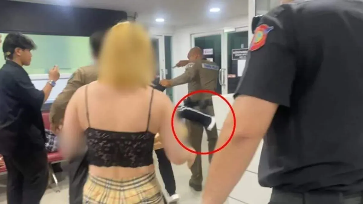구금된 브라질 여성이 경찰관을 발로 차는 모습