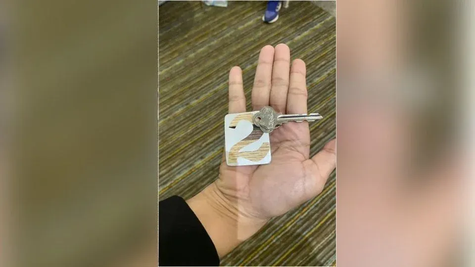 파타야 경찰서에서 도움을 받는 이탈리아 관광객