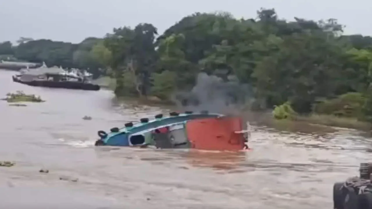아유타야 강 예인선 전복 사고 현장