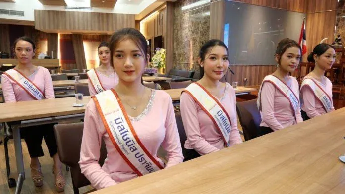 비치에서 포즈를 취한 참가자들