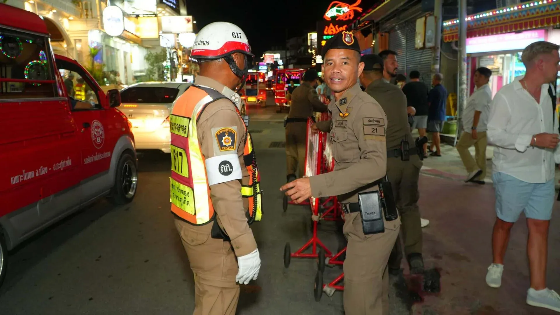 파통 경찰과 시 관계자들