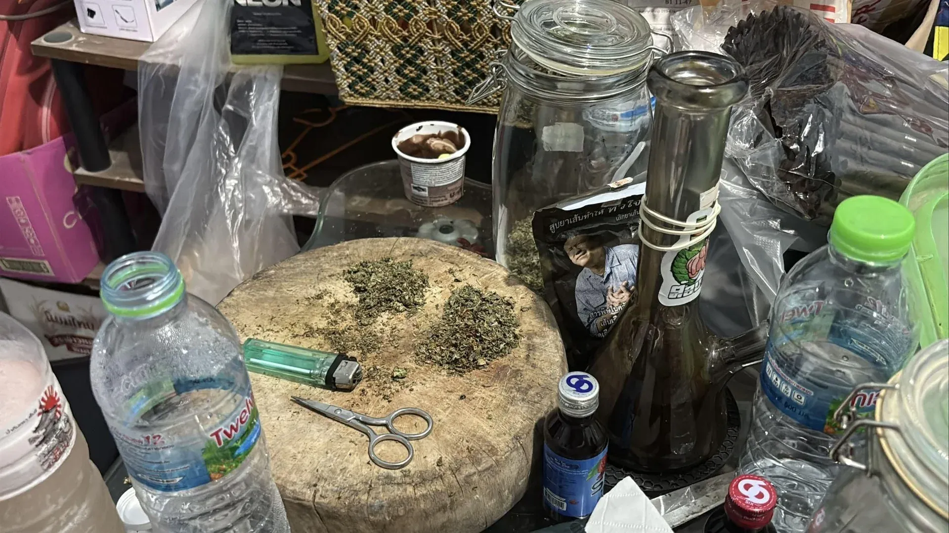 체포된 용의자와 압수된 무기들