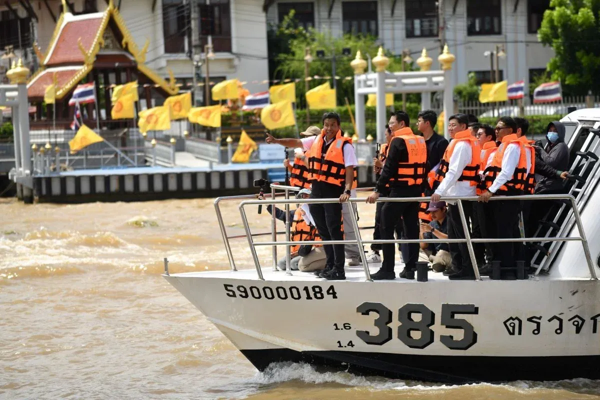 차오프라야 강변의 차드차트 시장
