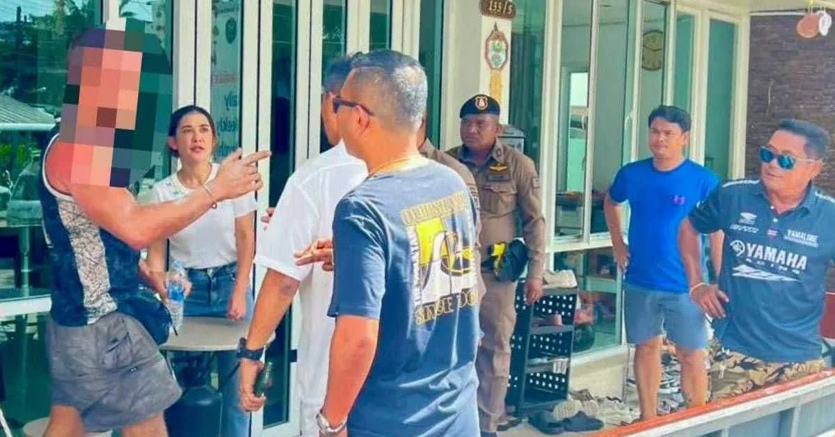 경찰에 의해 제압되는 남성