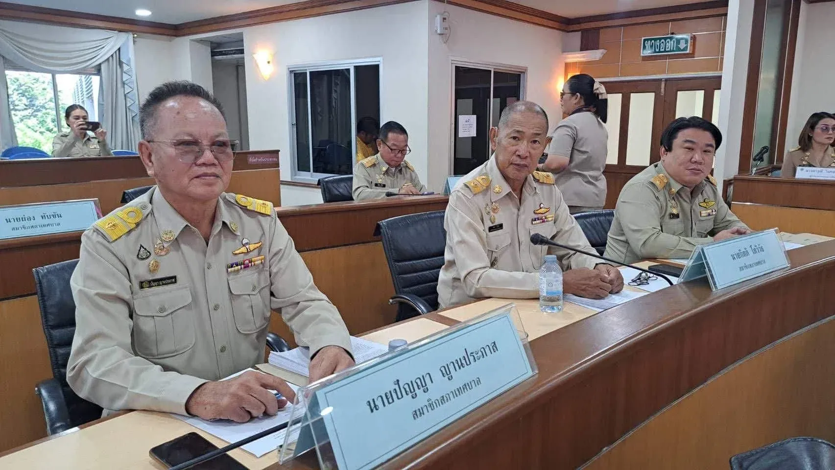 스리라차 회의 장면