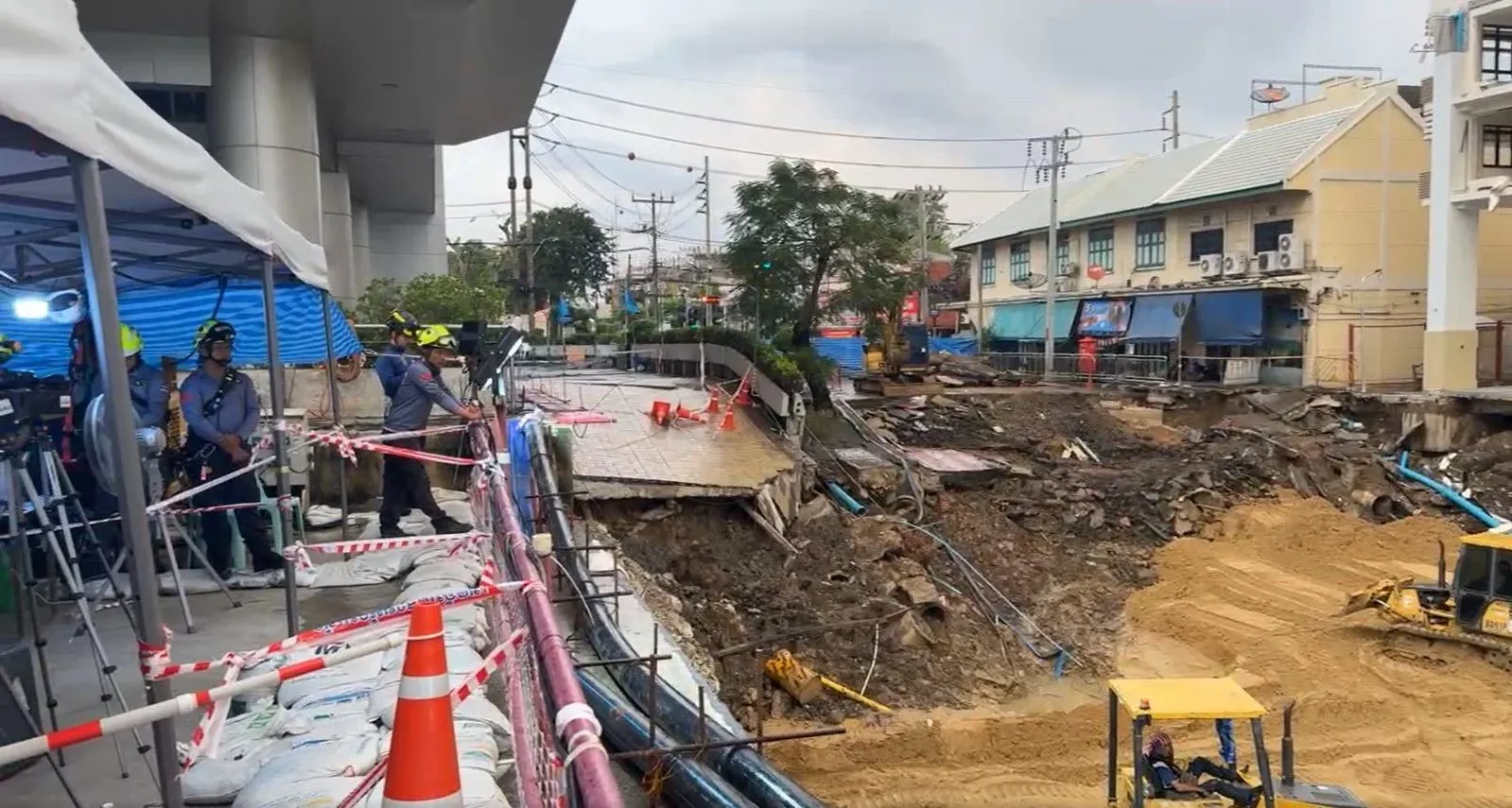 방콕 싱크홀 인근 건물 피해